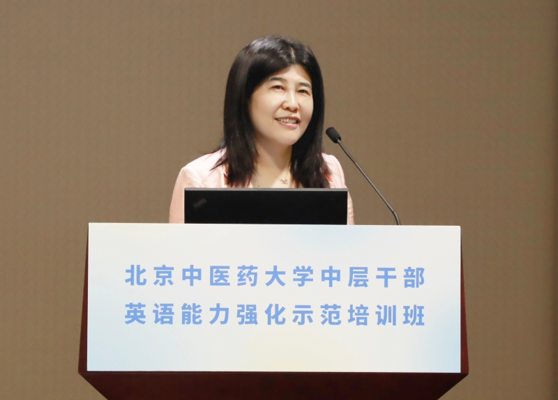 开班仪式主持人北京外国语大学外研集团党委书记、董事长，外研社社长 王芳.jpg